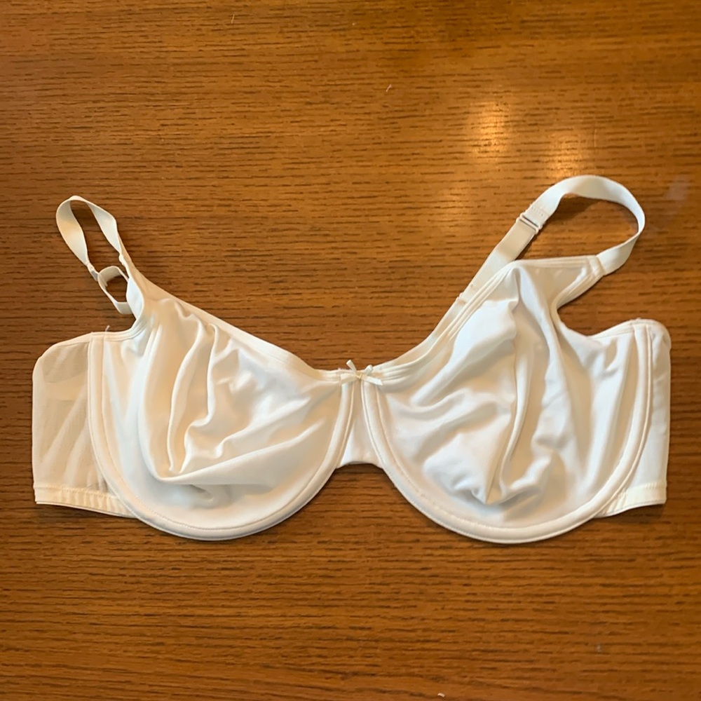 Cacique 46 DD cream underwire bra in new condition